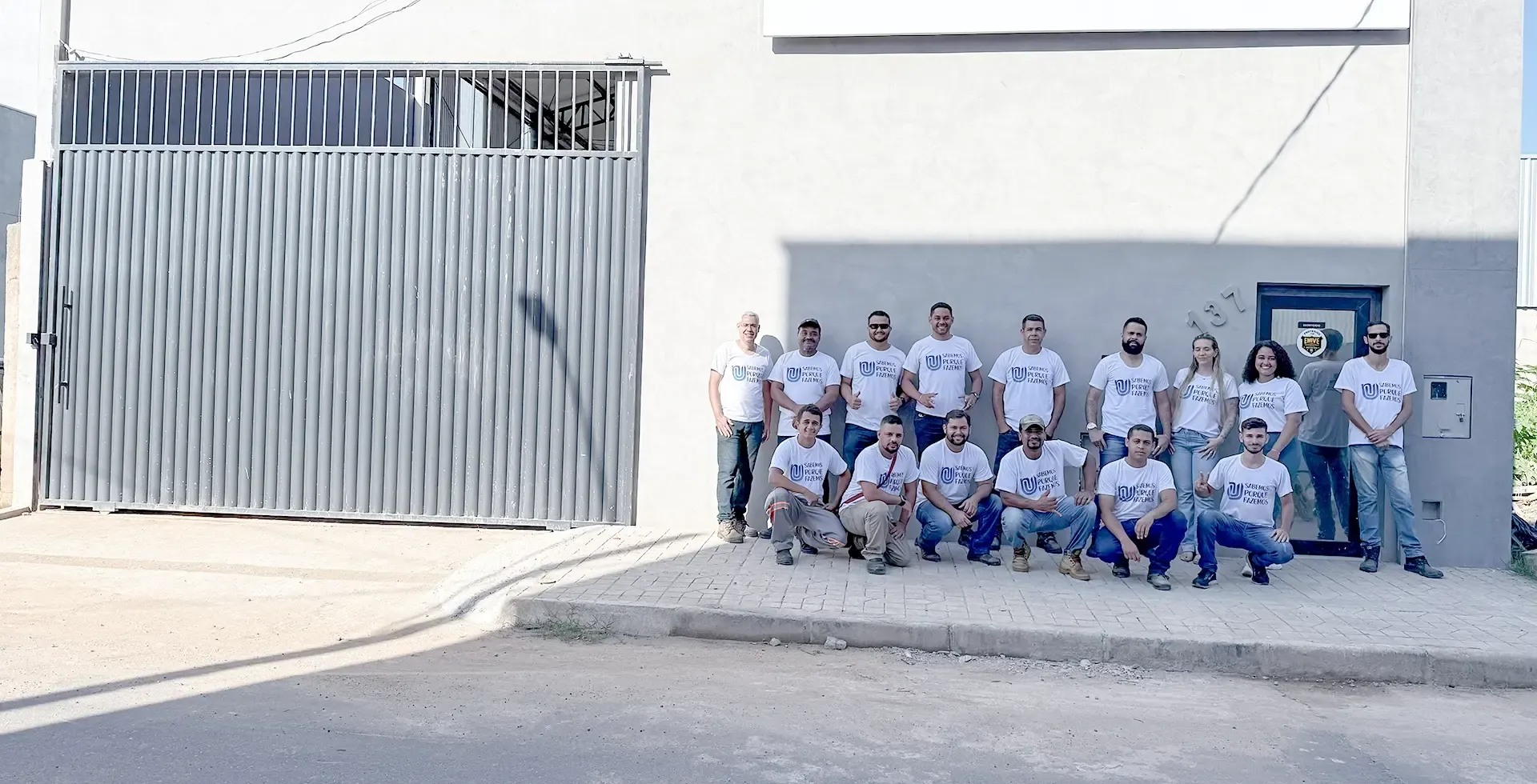 Equipe da Únitiz Elevadores em frente à sede da empresa