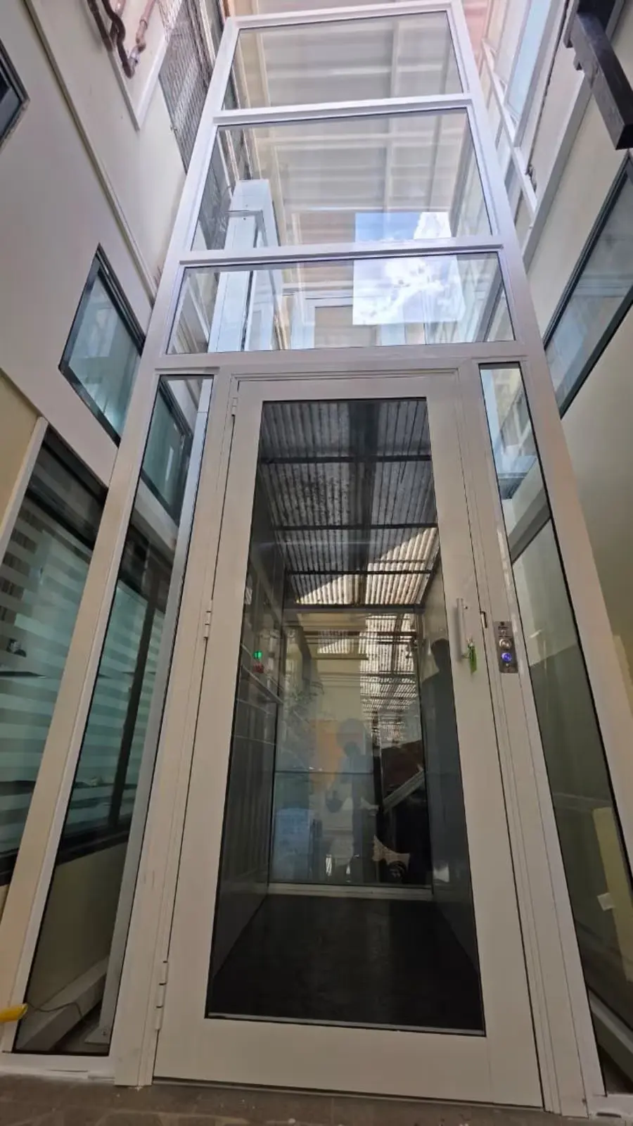 Plataforma de acessibilidade fechada com estrutura em vidro instalada pela Únitiz