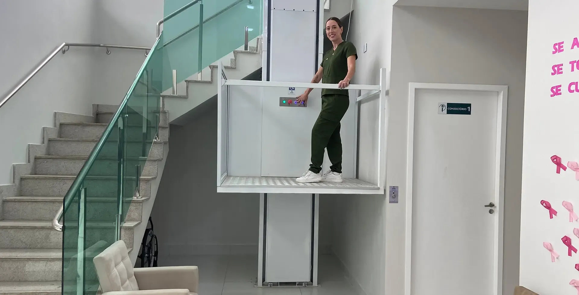 Plataforma de acessibilidade Únitiz instalada ao lado de uma escada em clínica